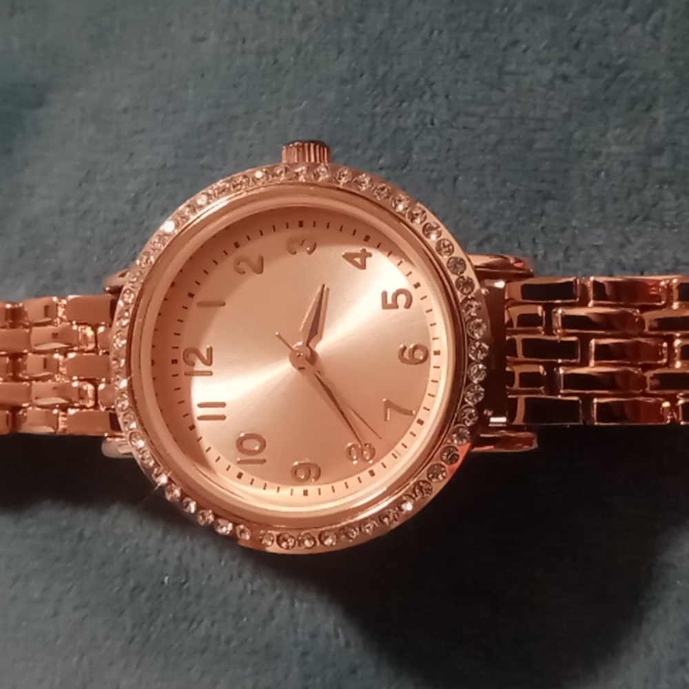 Ladies Fmd Rose gold tone basket weave band stainless steel bezel watch.